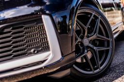 Concaver CVR2 Grå aluminiumsfælge monteret på bil i en stemningsfuld omgivelse