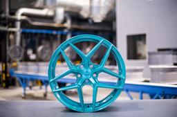 Concaver CVR2 Custom aluminiumfälg monterade på bil i stämnigsfull miljö