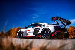 Concaver CVR2 Svart aluminiumsfelger montert på bil i en stemningsfull omgivelse