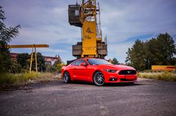 Concaver CVR3 Bronse aluminiumsfelger montert på bil i en stemningsfull omgivelse