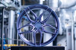Concaver CVR3 Custom aluminiumfälg monterade på bil i stämnigsfull miljö