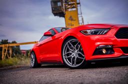 Concaver CVR3 Bronze aluminiumsfælge monteret på bil i en stemningsfuld omgivelse