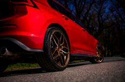 Concaver CVR3 Bronze aluminiumsfælge monteret på bil i en stemningsfuld omgivelse