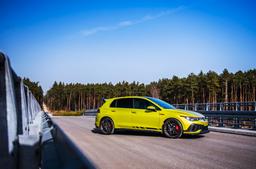 Concaver CVR3 Grå aluminiumfälg monterade på bil i stämnigsfull miljö