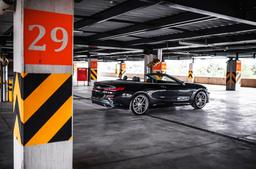 Concaver CVR3 Silver aluminiumfälg monterade på bil i stämnigsfull miljö