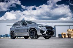 Concaver CVR3 Svart aluminiumsfelger montert på bil i en stemningsfull omgivelse