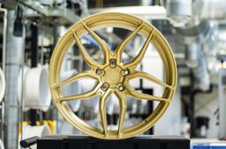 Concaver CVR3 Custom aluminiumsfelger montert på bil i en stemningsfull omgivelse