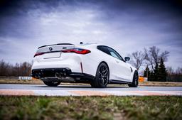 Concaver CVR3 Harmaa alumiinivanteet asennettuna autoon tunnelmallisessa ympäristössä