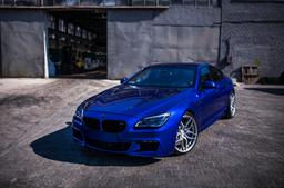 Concaver CVR3 Silver aluminiumfälg monterade på bil i stämnigsfull miljö