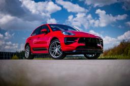 Concaver CVR3 Silver aluminiumfälg monterade på bil i stämnigsfull miljö