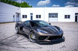 Concaver CVR3 Silver aluminiumfälg monterade på bil i stämnigsfull miljö