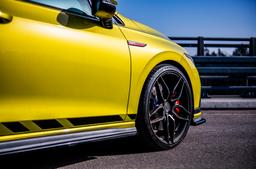 Concaver CVR3 Grå aluminiumfälg monterade på bil i stämnigsfull miljö