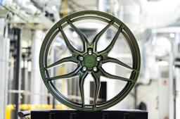 Concaver CVR3 Custom alumiinivanteet asennettuna autoon tunnelmallisessa ympäristössä