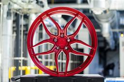 Concaver CVR3 Custom aluminiumsfælge monteret på bil i en stemningsfuld omgivelse