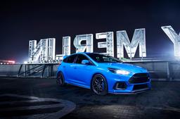 Concaver CVR3 Grå aluminiumfälg monterade på bil i stämnigsfull miljö