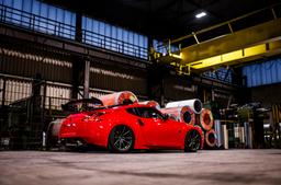 Concaver CVR4 Grå aluminiumsfælge monteret på bil i en stemningsfuld omgivelse