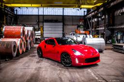 Concaver CVR4 Grå aluminiumsfælge monteret på bil i en stemningsfuld omgivelse