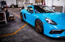 Concaver CVR4 Bronze aluminiumsfælge monteret på bil i en stemningsfuld omgivelse