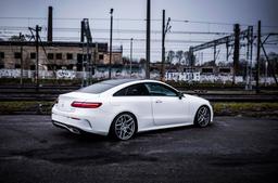 Concaver CVR5 Sølv aluminiumsfælge monteret på bil i en stemningsfuld omgivelse