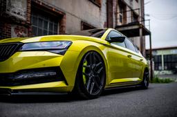 Concaver CVR5 Harmaa alumiinivanteet asennettuna autoon tunnelmallisessa ympäristössä