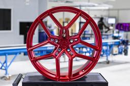 Concaver CVR5 Custom aluminiumsfælge monteret på bil i en stemningsfuld omgivelse