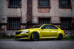 Concaver CVR5 Grå aluminiumfälg monterade på bil i stämnigsfull miljö