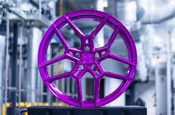 Concaver CVR5 Custom aluminiumsfælge monteret på bil i en stemningsfuld omgivelse