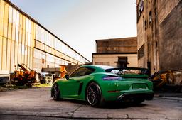 Concaver CVR6 Harmaa alumiinivanteet asennettuna autoon tunnelmallisessa ympäristössä