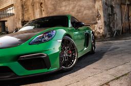 Concaver CVR6 Harmaa alumiinivanteet asennettuna autoon tunnelmallisessa ympäristössä