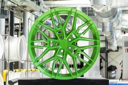 Concaver CVR6 Custom aluminiumsfælge monteret på bil i en stemningsfuld omgivelse