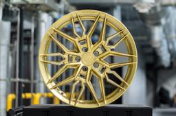 Concaver CVR6 Custom aluminiumsfælge monteret på bil i en stemningsfuld omgivelse
