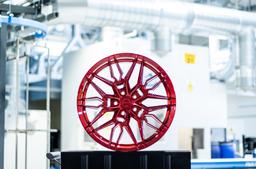 Concaver CVR6 Custom aluminiumsfælge monteret på bil i en stemningsfuld omgivelse