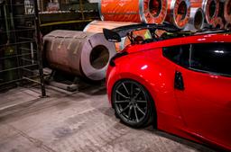 Concaver CVR6 Grå aluminiumfälg monterade på bil i stämnigsfull miljö