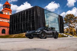 Concaver CVR6 Grå aluminiumfälg monterade på bil i stämnigsfull miljö