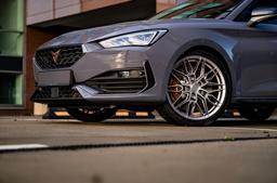 Concaver CVR6 Sølv aluminiumsfælge monteret på bil i en stemningsfuld omgivelse