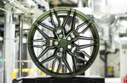 Concaver CVR6 Custom aluminiumsfælge monteret på bil i en stemningsfuld omgivelse