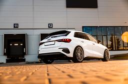 Concaver CVR6 Sølv aluminiumsfælge monteret på bil i en stemningsfuld omgivelse