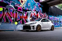 Concaver CVR6 Pronssi alumiinivanteet asennettuna autoon tunnelmallisessa ympäristössä