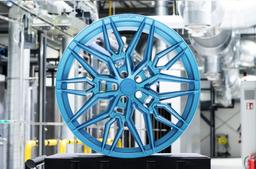 Concaver CVR6 Custom aluminiumsfælge monteret på bil i en stemningsfuld omgivelse