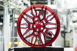 Concaver CVR6 Custom aluminiumsfælge monteret på bil i en stemningsfuld omgivelse