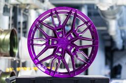Concaver CVR6 Custom aluminiumsfælge monteret på bil i en stemningsfuld omgivelse