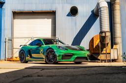 Concaver CVR7 Svart aluminiumfälg monterade på bil i stämnigsfull miljö