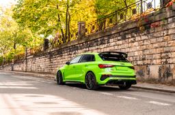 Concaver CVR7 Harmaa alumiinivanteet asennettuna autoon tunnelmallisessa ympäristössä