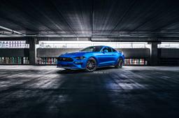 Concaver CVR7 Grå aluminiumfälg monterade på bil i stämnigsfull miljö