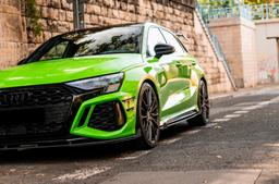 Concaver CVR7 Harmaa alumiinivanteet asennettuna autoon tunnelmallisessa ympäristössä