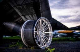 Concaver CVR7 Sølv aluminiumsfelger montert på bil i en stemningsfull omgivelse