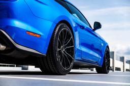 Concaver CVR7 Sort aluminiumsfælge monteret på bil i en stemningsfuld omgivelse