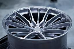 Concaver CVR7 Sølv aluminiumsfælge monteret på bil i en stemningsfuld omgivelse