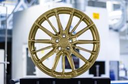 Concaver CVR7 Custom aluminiumsfælge monteret på bil i en stemningsfuld omgivelse