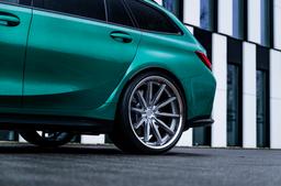 Concaver CVR8 Sølv aluminiumsfelger montert på bil i en stemningsfull omgivelse